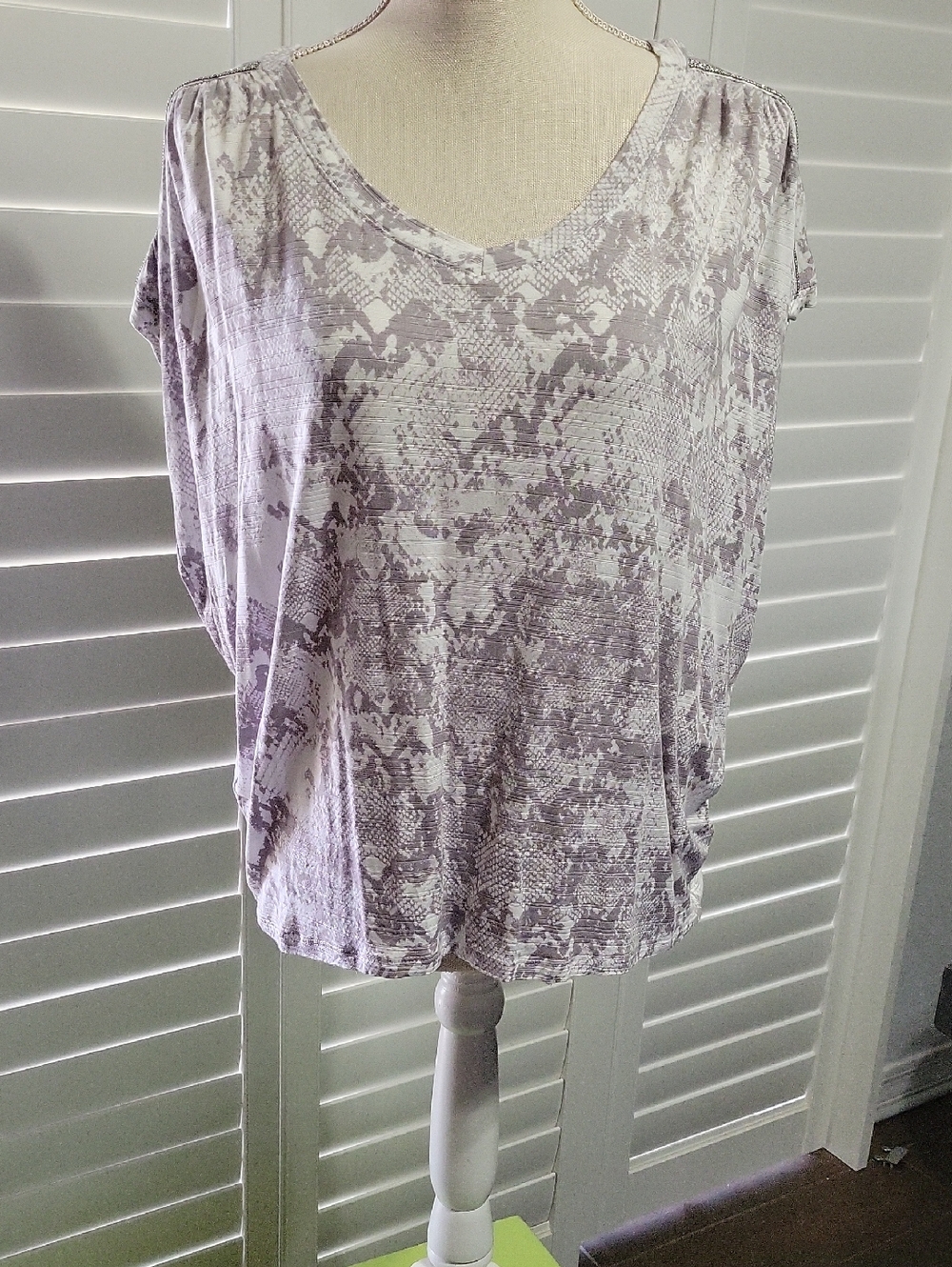 Jennifer Lopez Printed V-Neck Short Sleeve Top